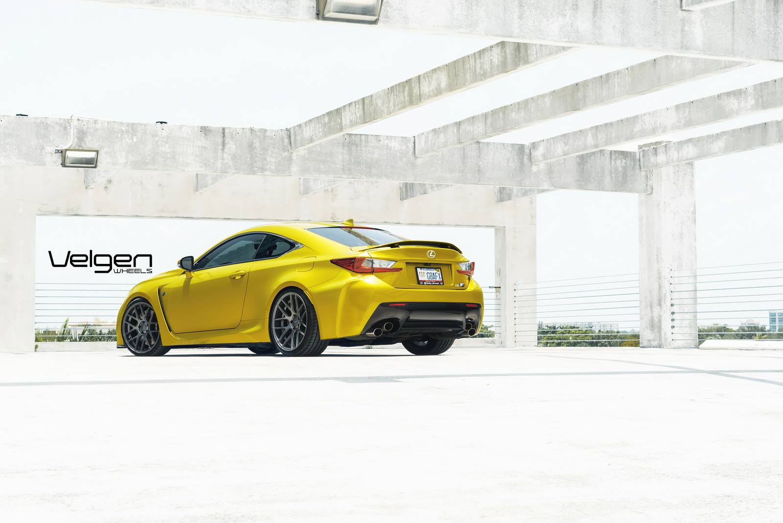 Желтый Lexus RC F на великолепных дисках Velgen